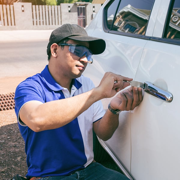 ofrecemos servicios de apertura de vehículos, duplicado de llaves y reparación de cerraduras en nuestra cerrajería de autos